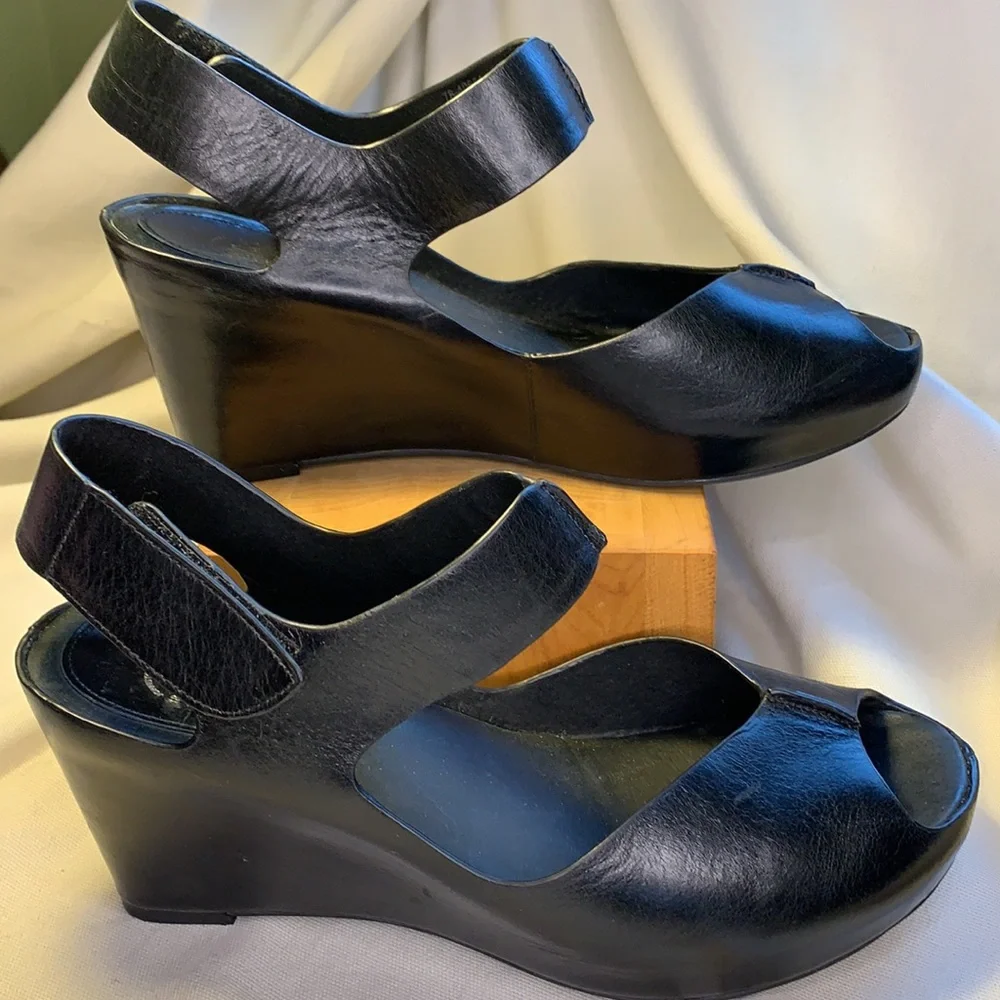 Johnston & Murphy almost NEW leather wedge peeptoe